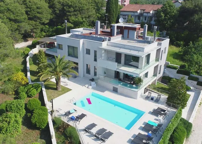 Villa Valsavia-Apartment Monsena With Pool And Spa