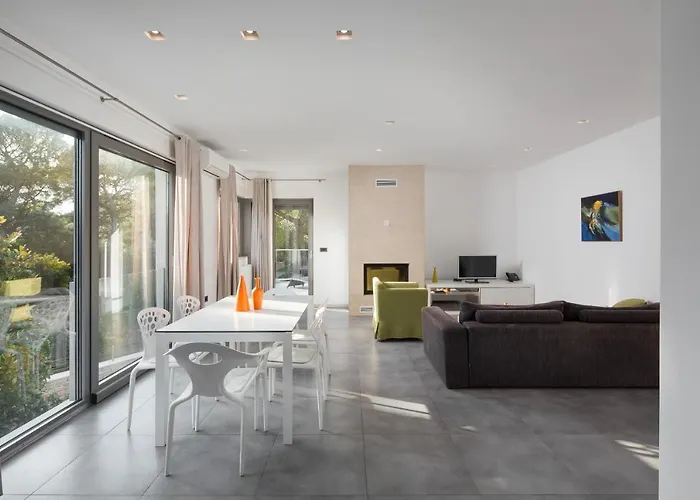 Villa Valsavia-Apartment Monsena With Pool And Spa